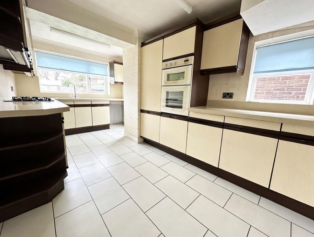 Property photo 3 of 16 Kitchen
