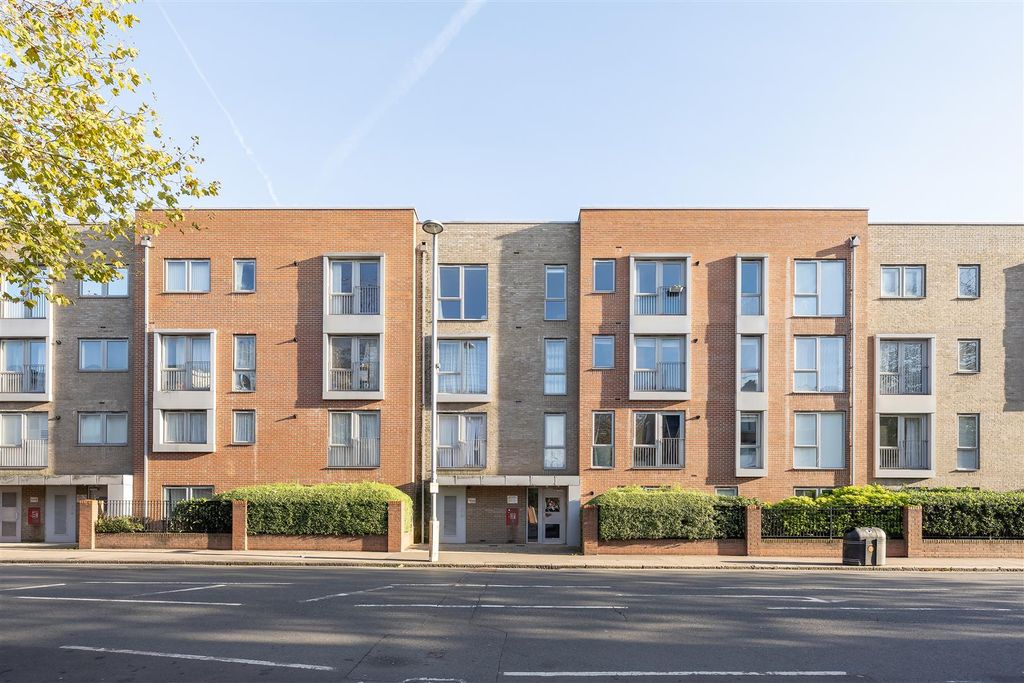 Property photo 1 of 16 High Road Leyton, E10