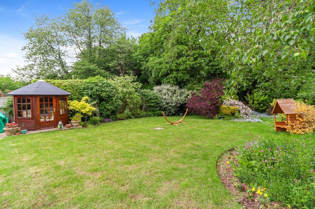 Property photo 2 of 16 Gardens
