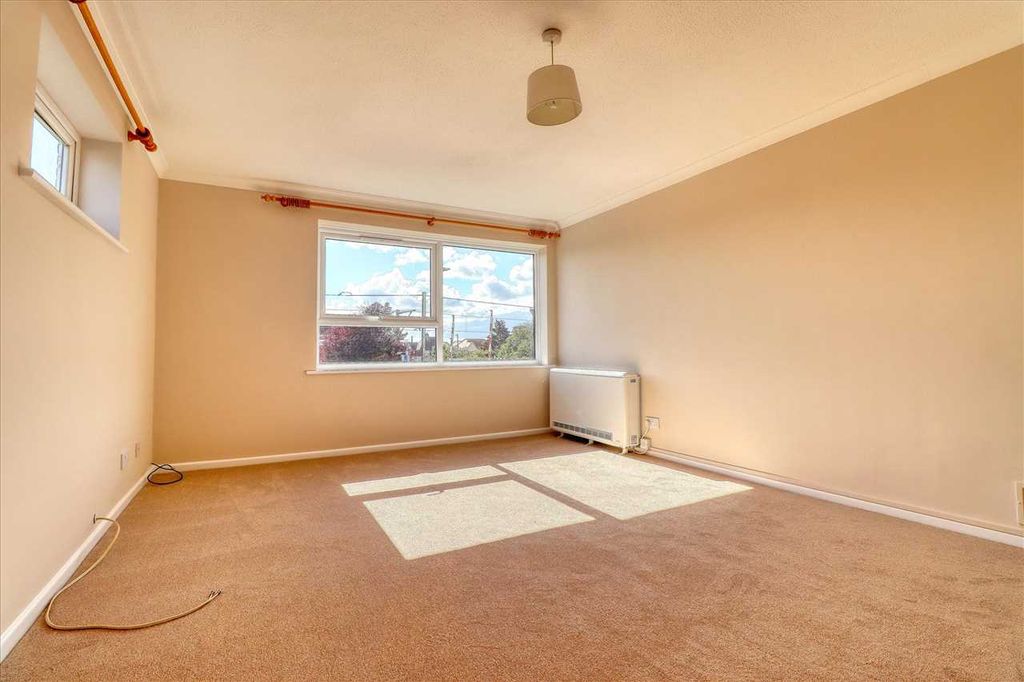 Property photo 3 of 8 Kitchen