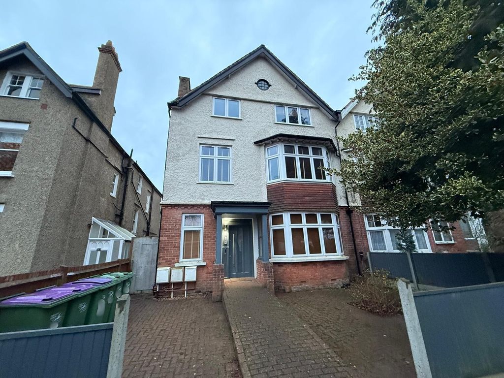 Property photo 1 of 8 Photo 3