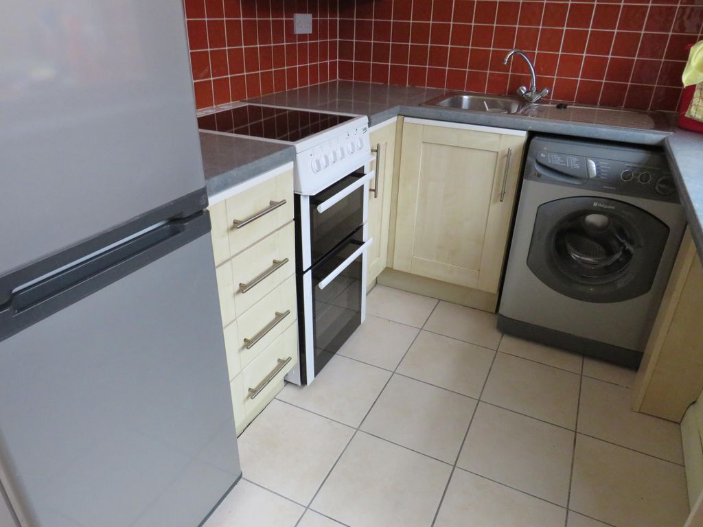 Property photo 3 of 9 Kitchen