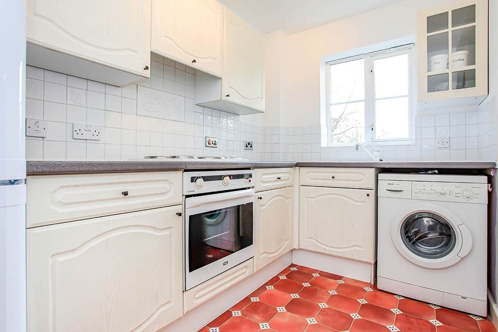 Property photo 3 of 8 Kitchen