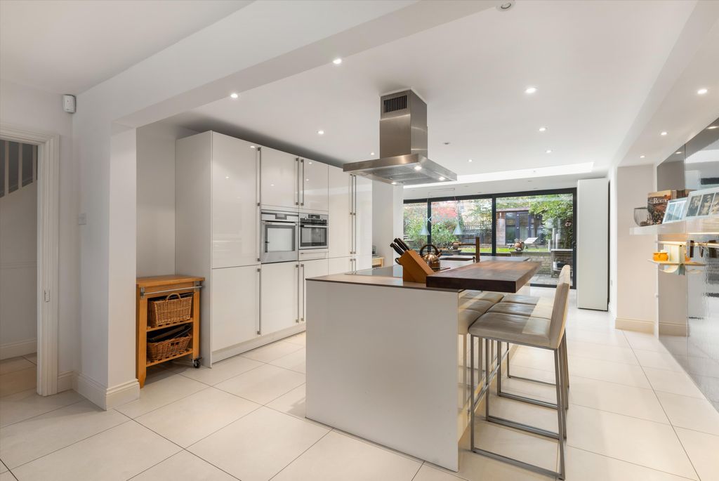 Property photo 2 of 19 Image