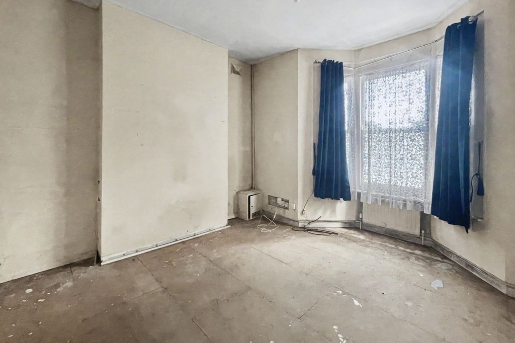 Property photo 2 of 16 Flat A, 68 Rattray Road, Brixton, London Sw2 1Be