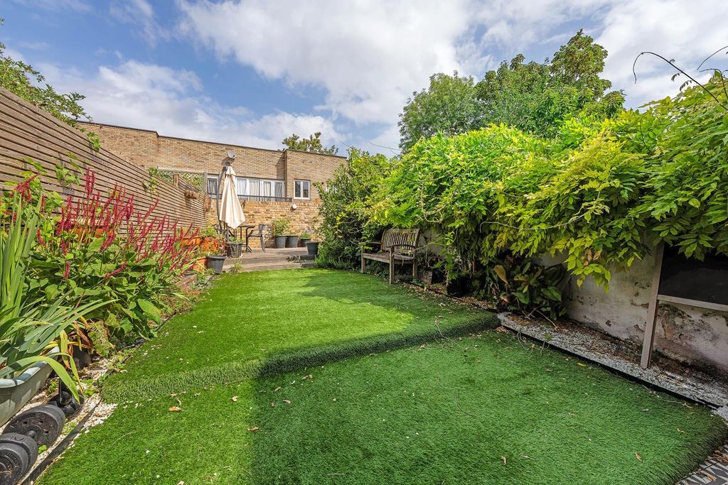 Property photo 2 of 13 Garden (3)