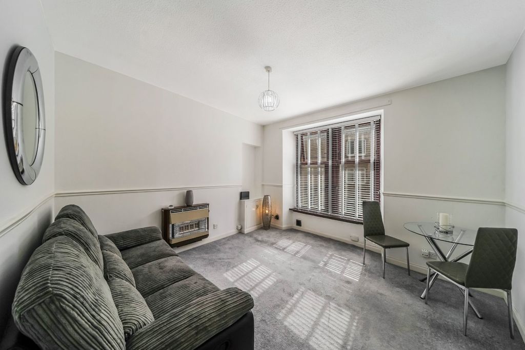 Property photo 2 of 14 Lounge