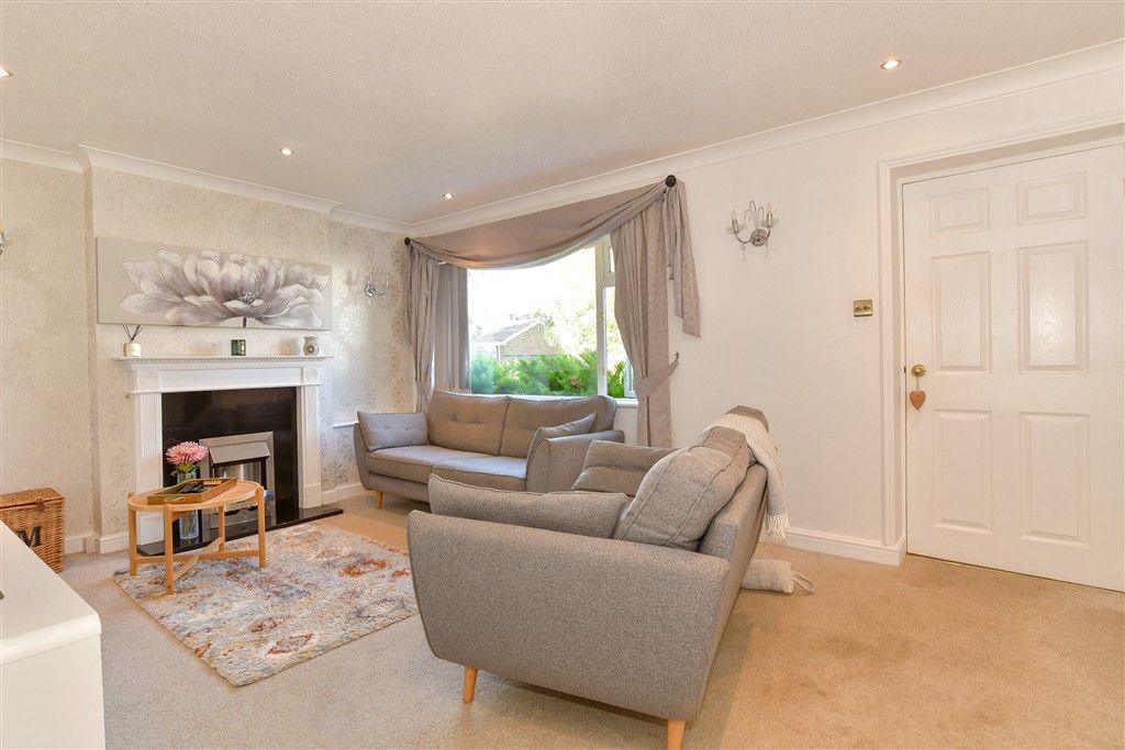 Property photo 2 of 13 Lounge