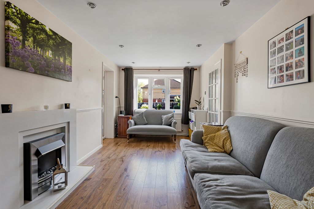 Property photo 3 of 17 Lounge