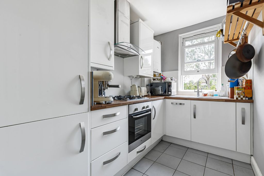 Property photo 3 of 9 Kitchen