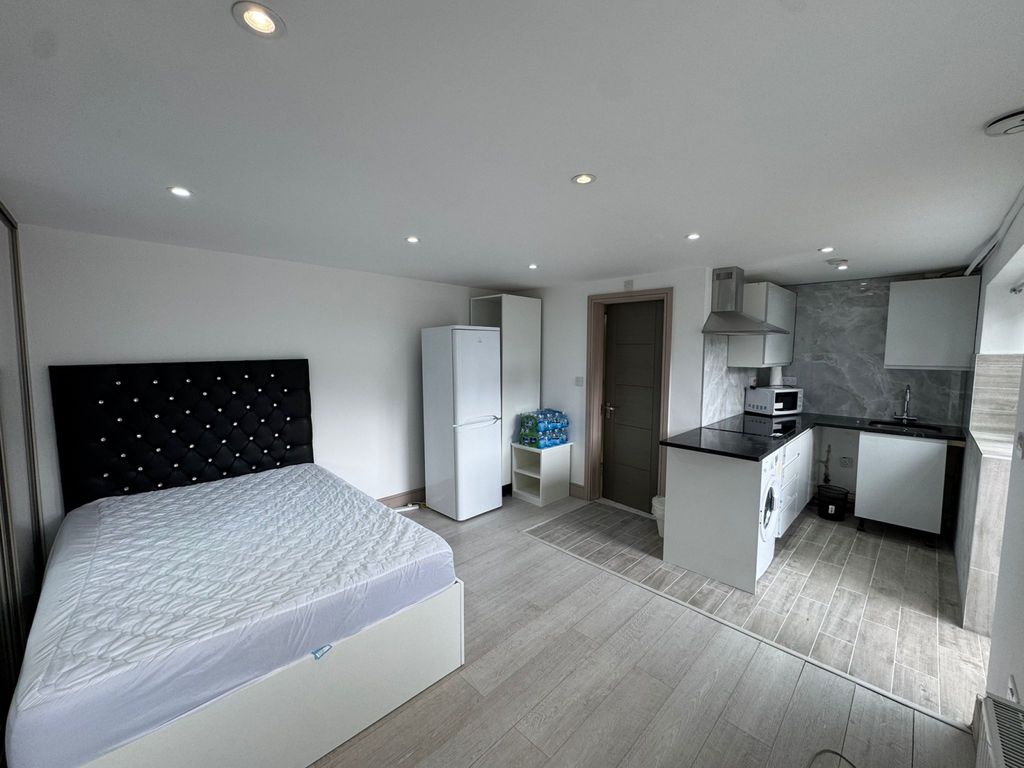 Property photo 1 of 4 Brand New Studio Available For Rent