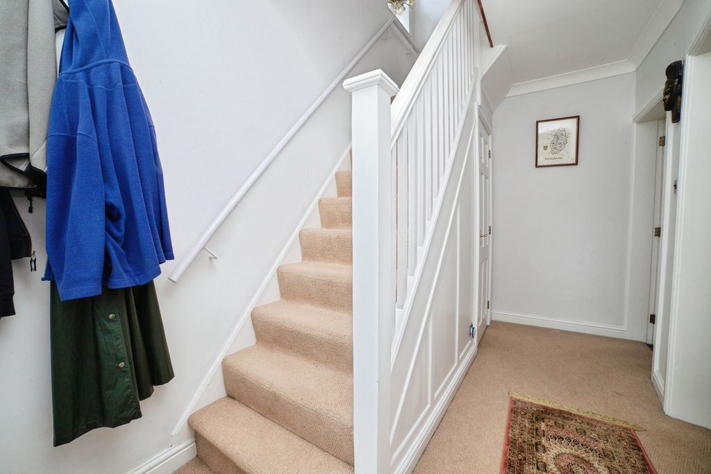 Property photo 3 of 18 Entrance Hall