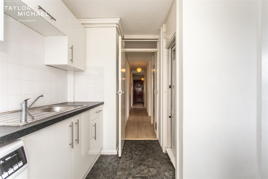 Property photo 2 of 17 Hallway