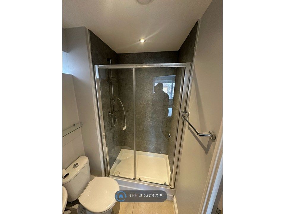 Property photo 3 of 8 En Suite Shower Toilet