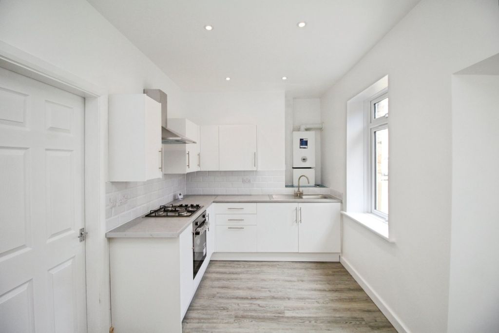 Property photo 2 of 10 Kitchen