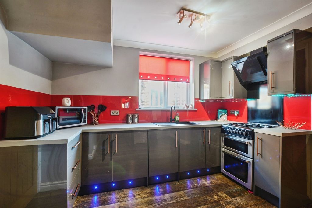 Property photo 2 of 25