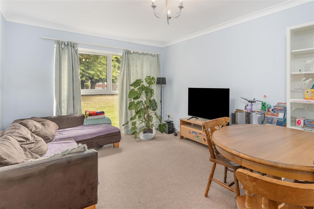 Property photo 3 of 11 5 Greenhill Court, Banbury-10.Jpg