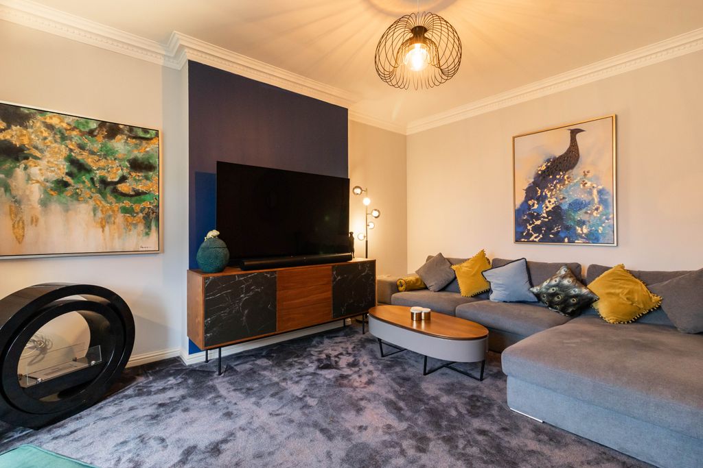 Property photo 2 of 38 Lounge