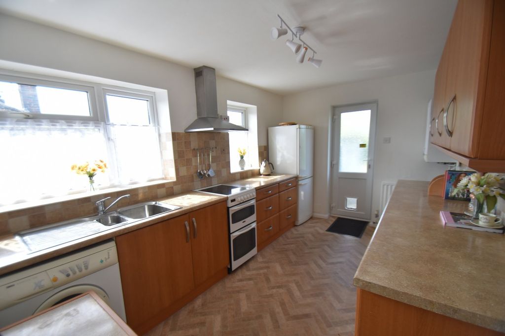 Property photo 2 of 17 Kitchen