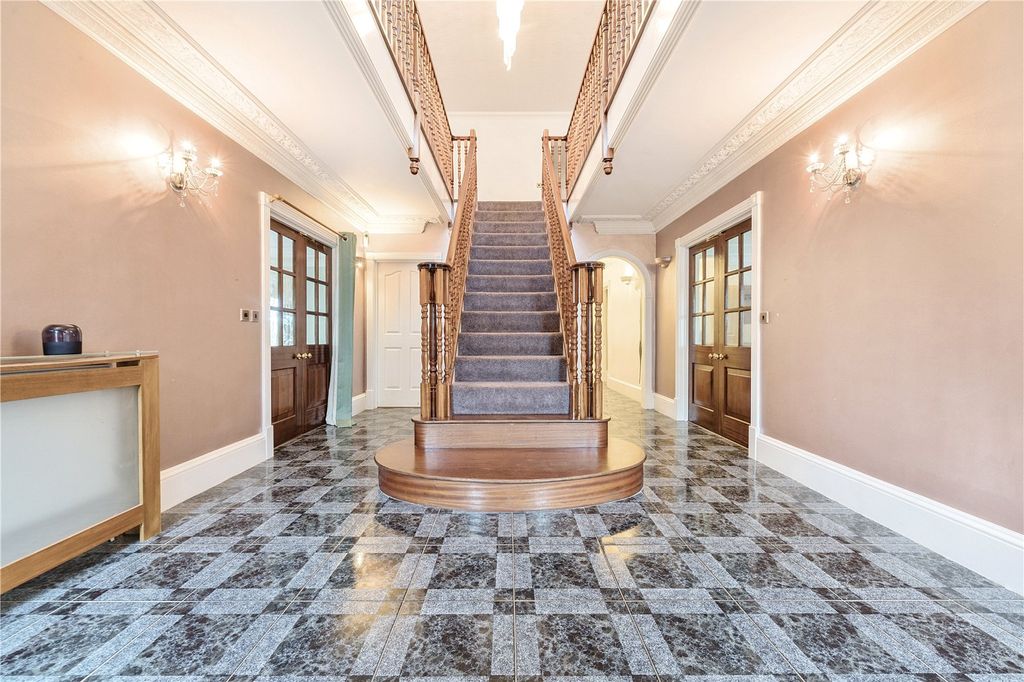 Property photo 3 of 44 Entrance Hall