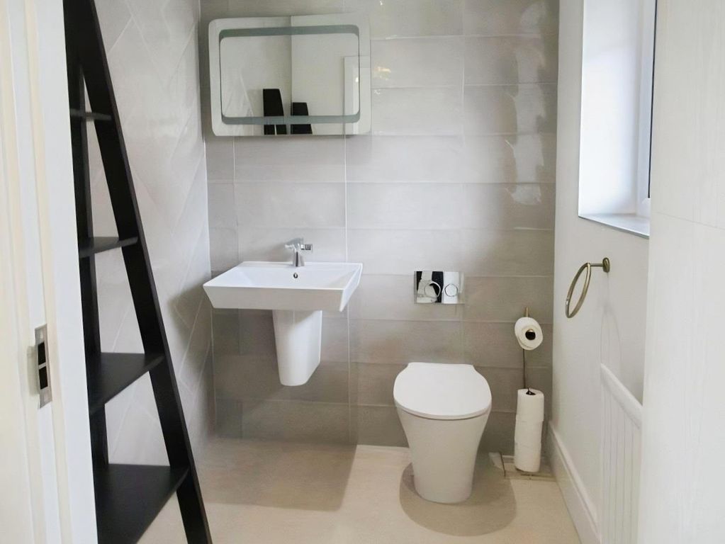 Property photo 2 of 10 Guest W.C