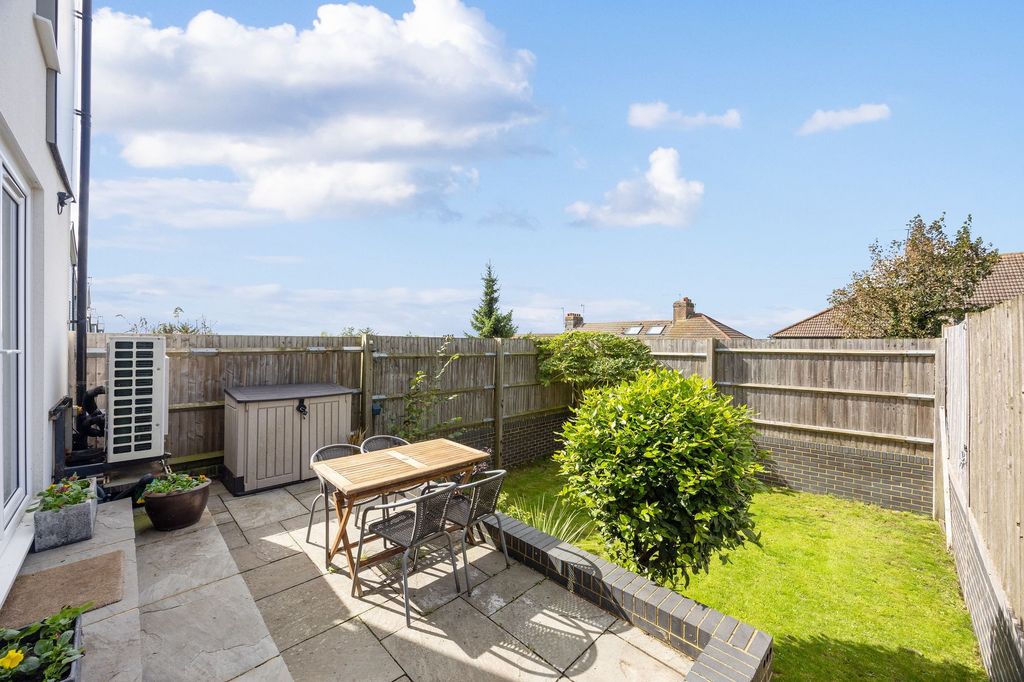 Property photo 2 of 20