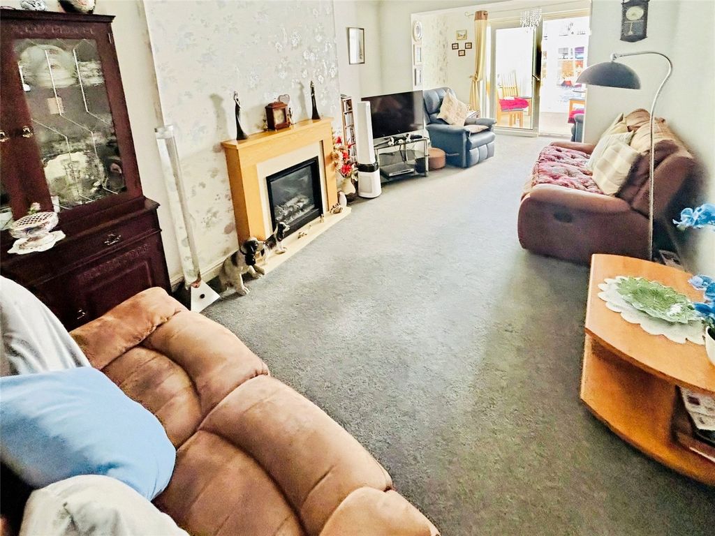 Property photo 3 of 11 Lounge