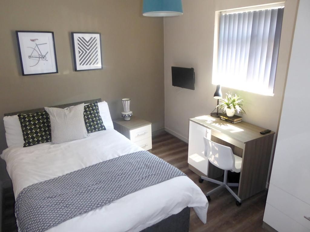 Property photo 3 of 6 A Stylish And Inviting Double Bedroom Featuring Am...