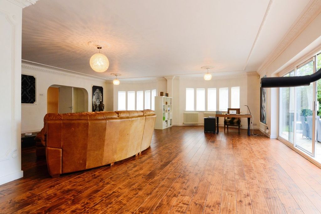 Property photo 3 of 28