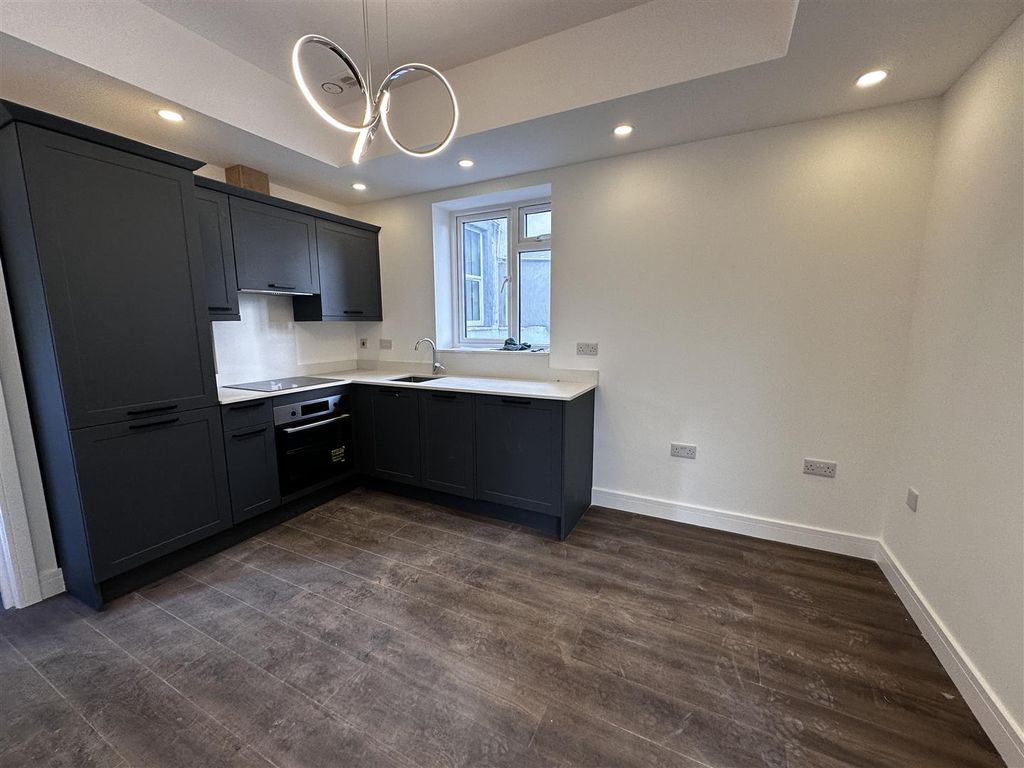 Property photo 1 of 6 Kitchen/Lounge