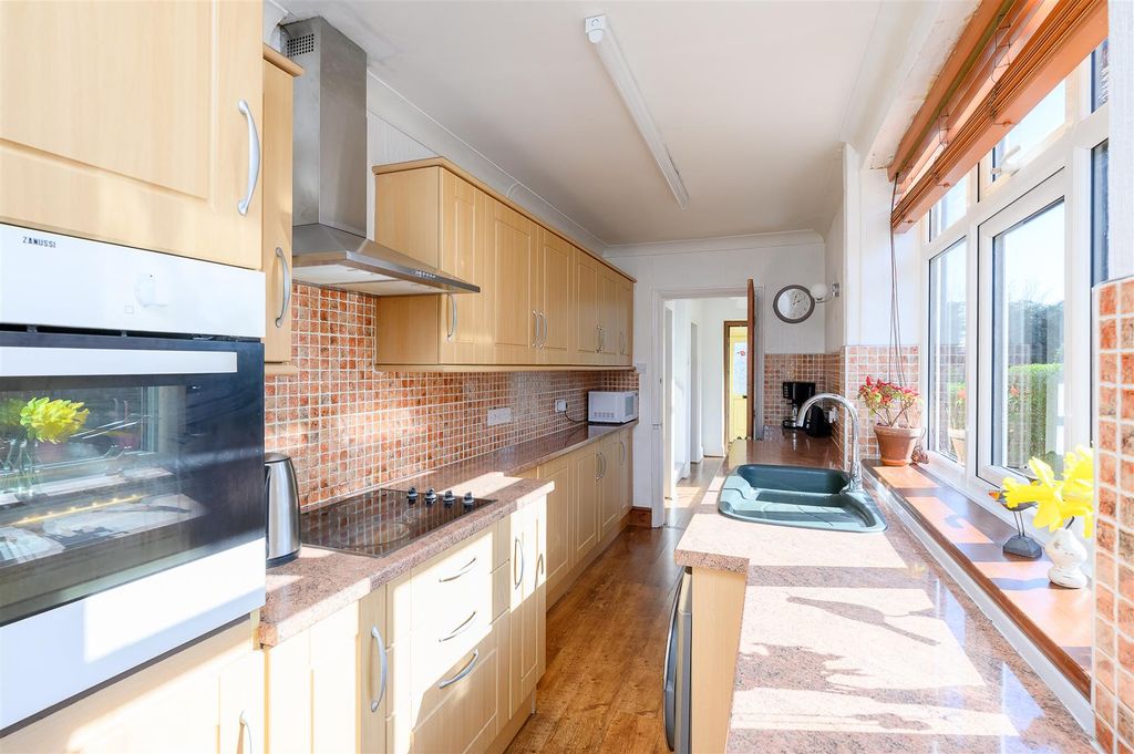 Property photo 3 of 17 Kitchen
