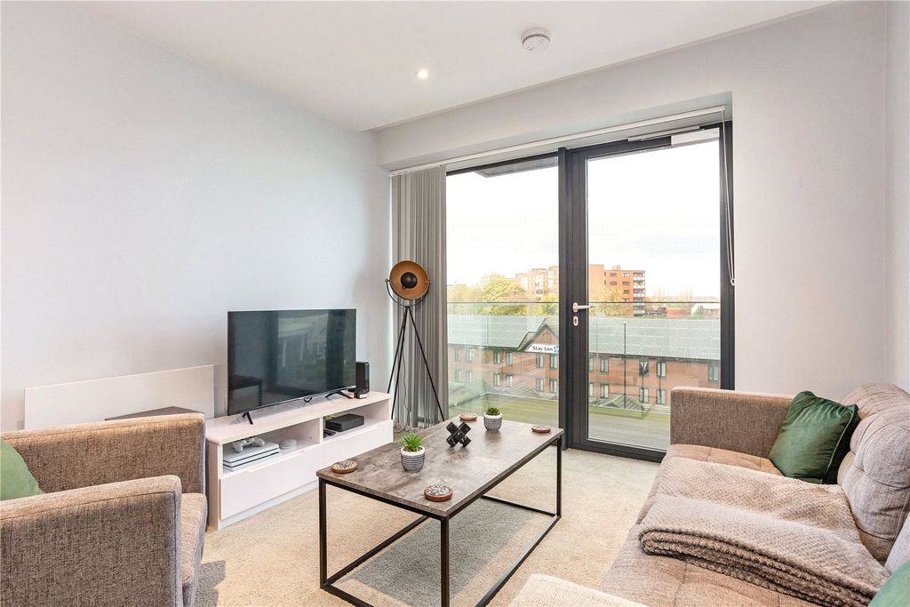 Property photo 3 of 12 Lounge