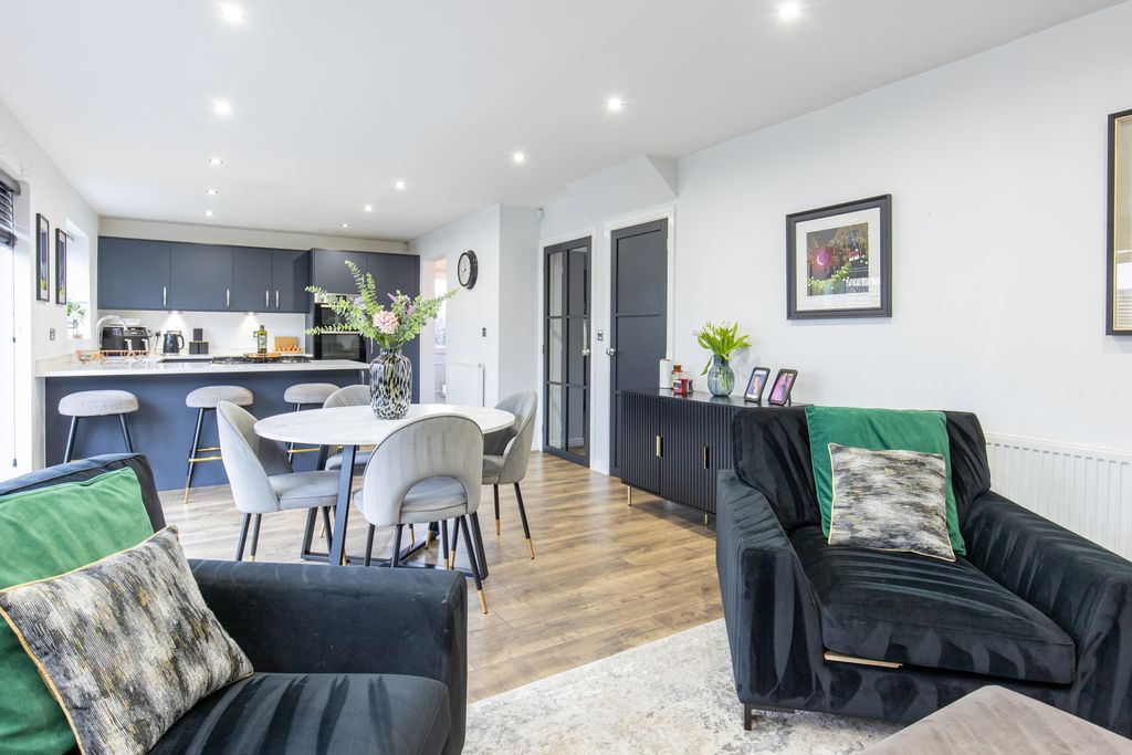Property photo 2 of 22 Family Dining Kitchen