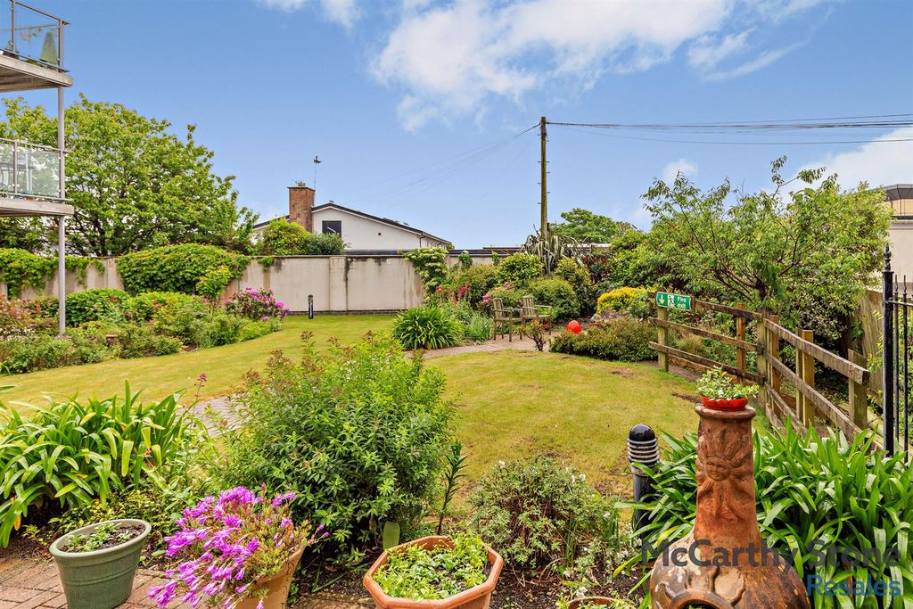 Property photo 3 of 18 Communal Gardens
