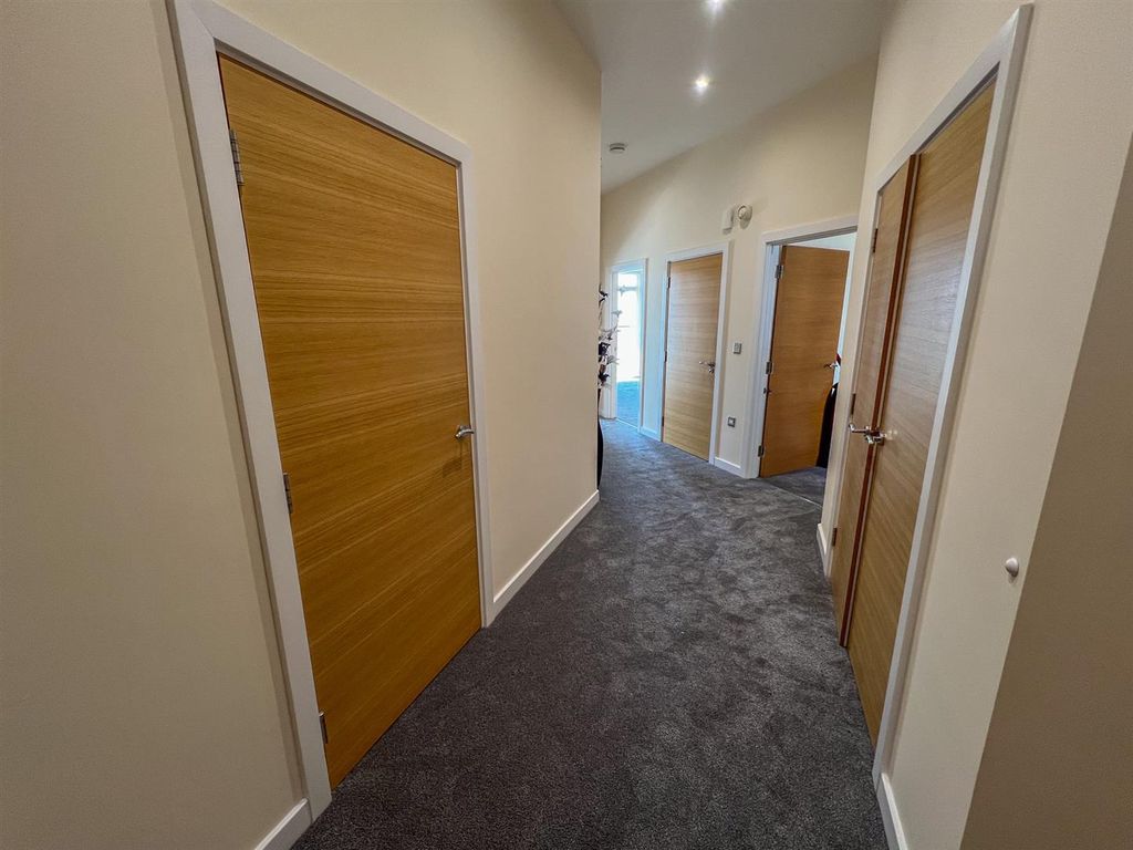Property photo 3 of 16 71 Majestic Apts-09.Jpg