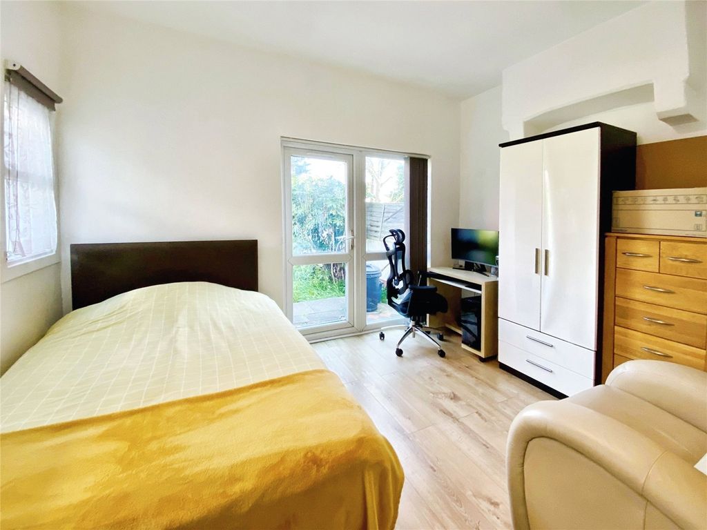 Property photo 3 of 10 Double Bedroom