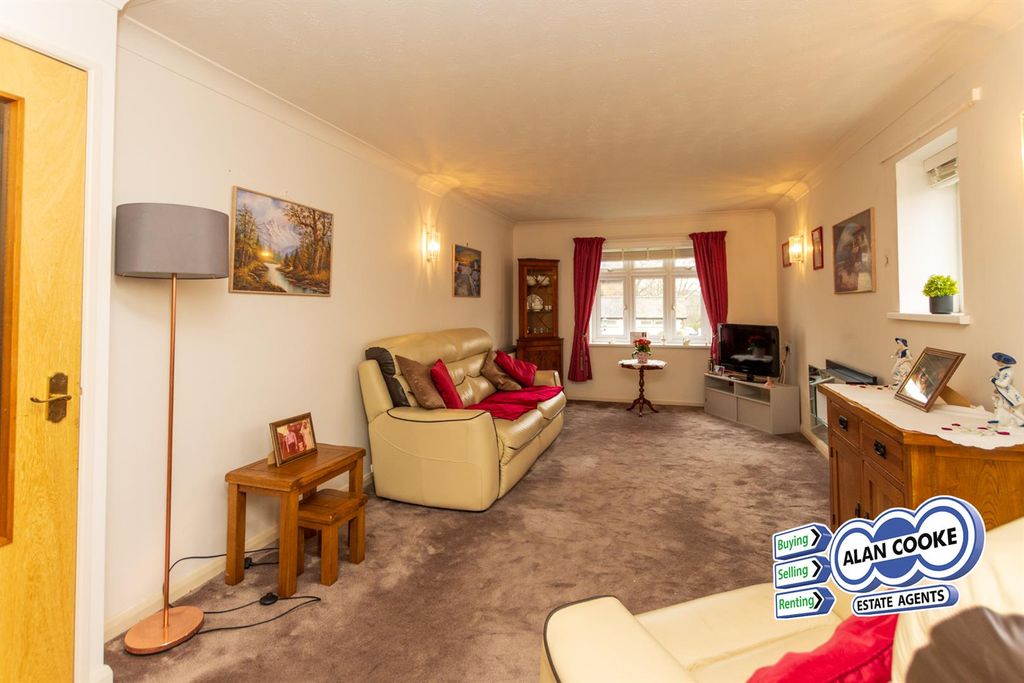 Property photo 3 of 8 Lounge