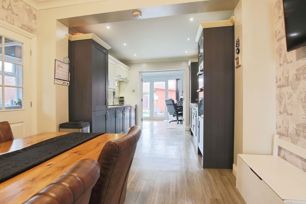 Property photo 2 of 16 4693356