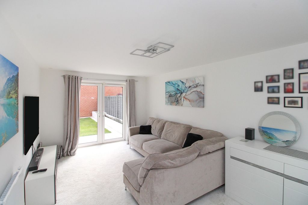 Property photo 2 of 17 Lounge