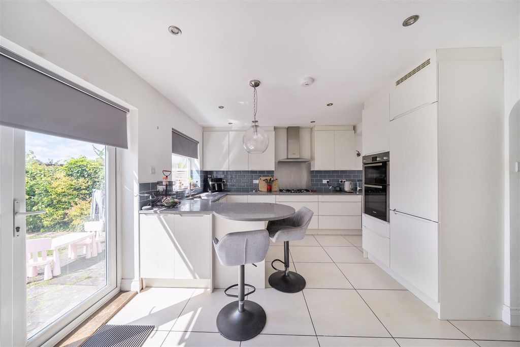 Property photo 2 of 11 Barton Way - Kit Breakfast.Jpg