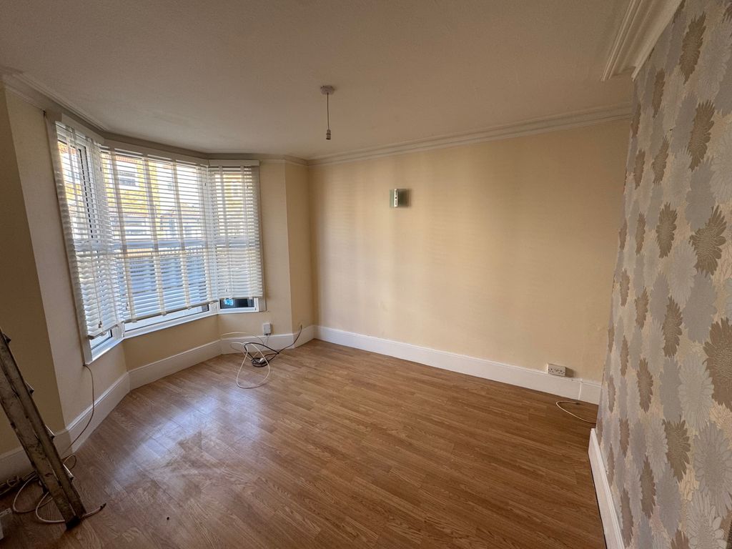 Property photo 3 of 10 Lounge