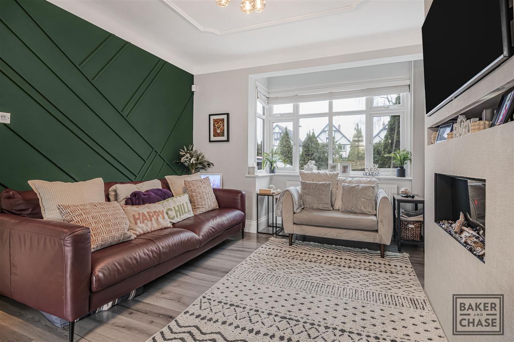 Property photo 3 of 36 Lounge