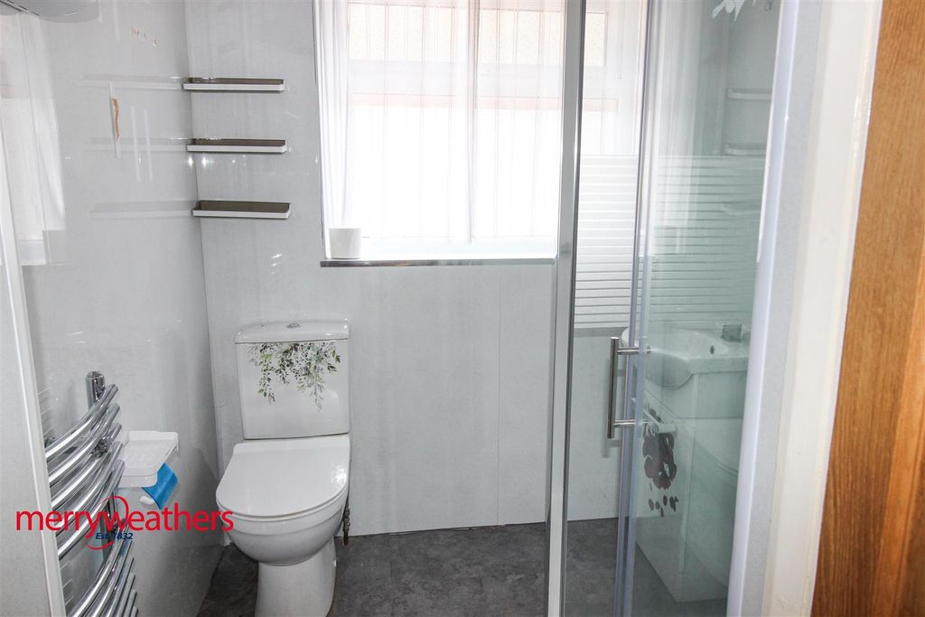 Property photo 3 of 11 Bathroom