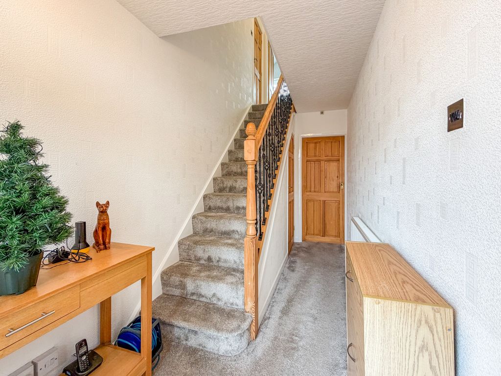 Property photo 3 of 17 Entrance Hallway
