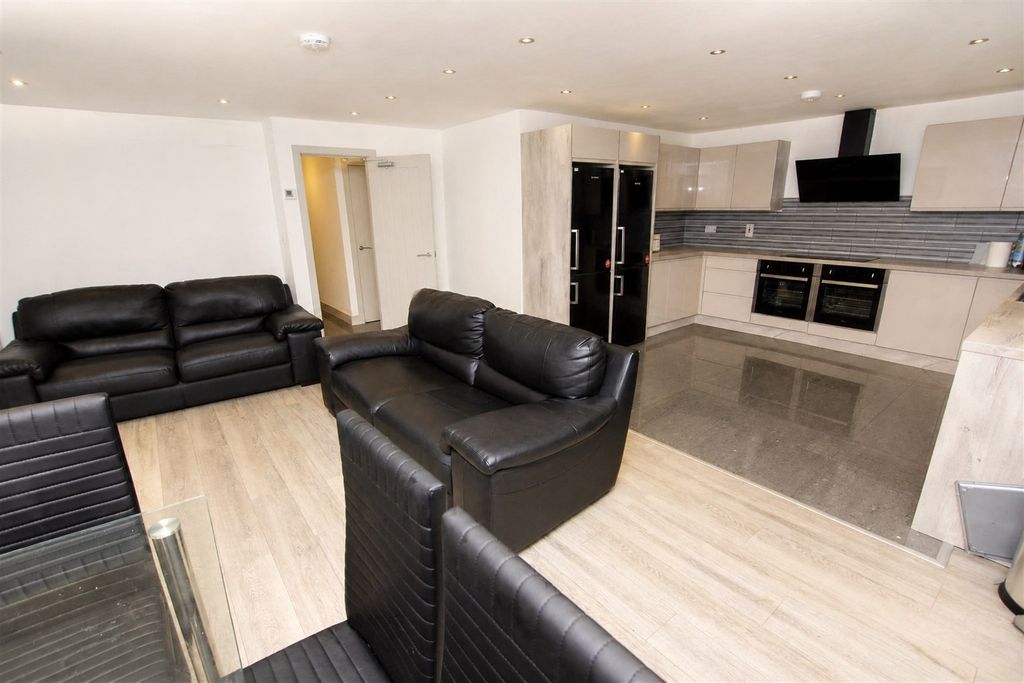 Property photo 2 of 14 Approach