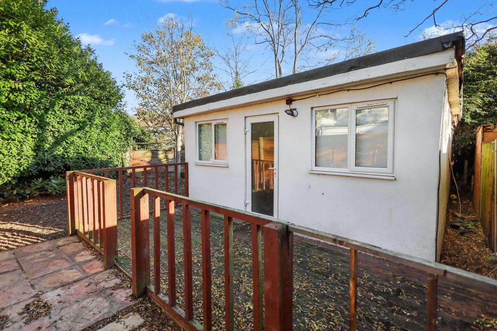 Property photo 1 of 7 Rear Bungalow, 2 Meadow Close, Enfield, London, En3 5Pe