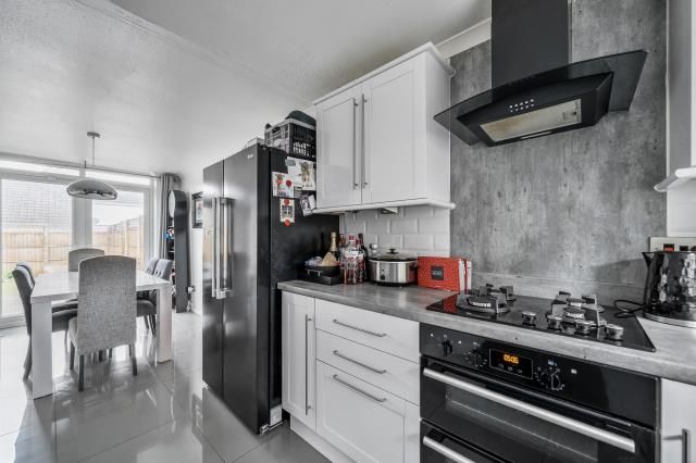 Property photo 3 of 11 Kitchen