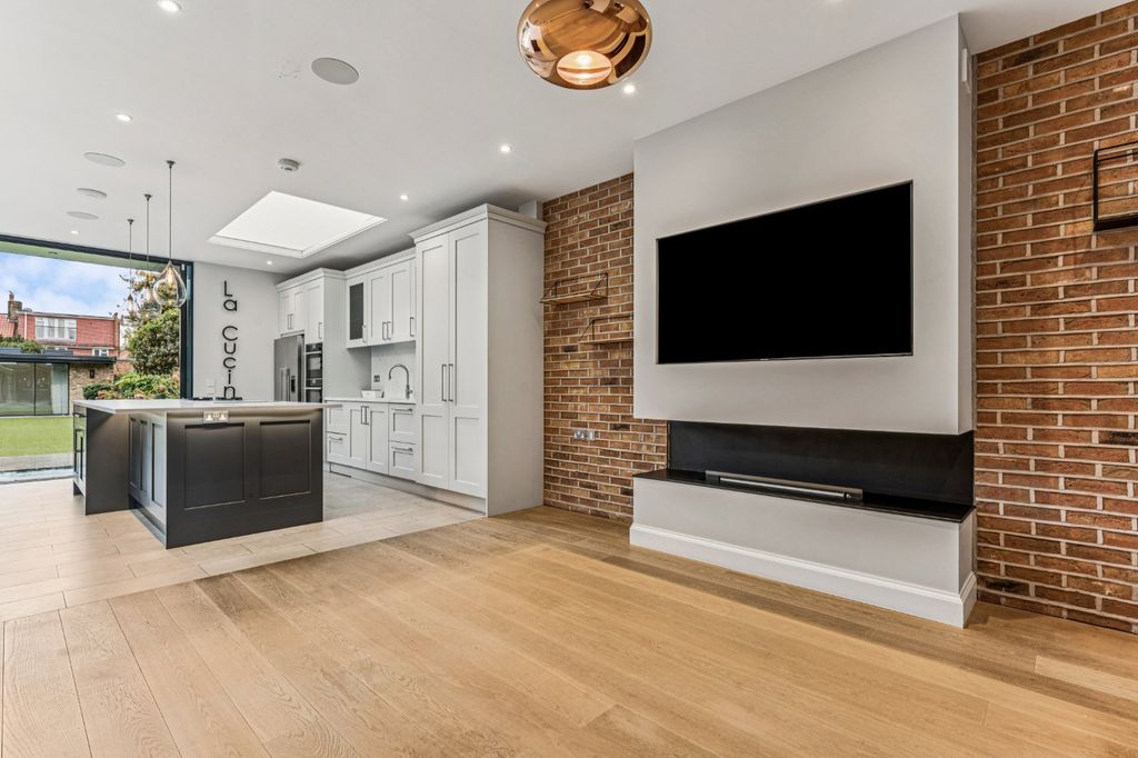 Property photo 3 of 27