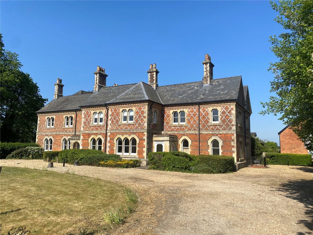 Property photo 1 of 16 2 Savernake Manor