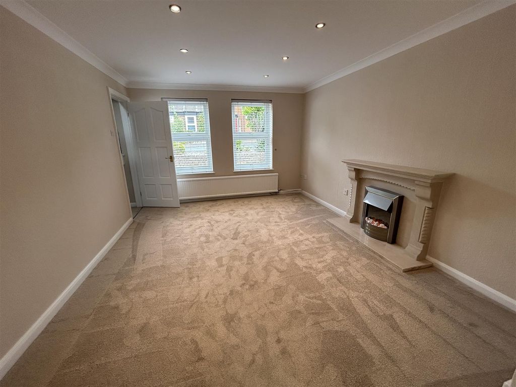 Property photo 2 of 11 Lounge